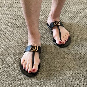 Gucci black leather thong flat sandals size 40.5